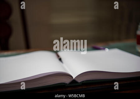 Aufgeschlagenes Buch auf dem Tisch. Hautnah. Stockfoto