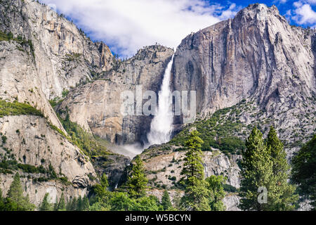 Obere Yosemite Falls, wie vom Yosemite Valley, Yosemite National Park, Kalifornien gesehen Stockfoto