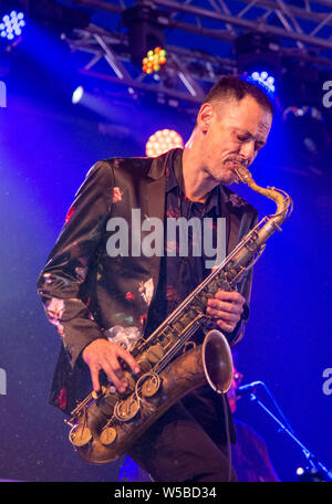 Pete Wareham, Saxophonist, Nadine Shah auf der BBC-Sounds auf der Bühne Latitude Festival 2019 Stockfoto