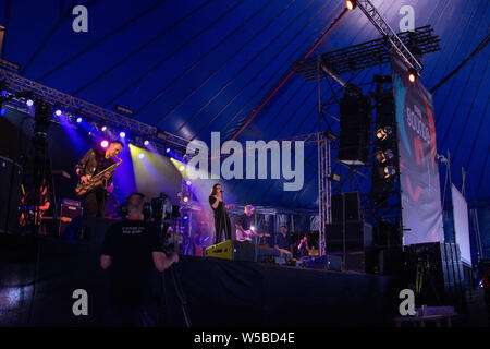 Nadine Shah auf der BBC-Sounds auf der Bühne Latitude Festival 2019 Stockfoto