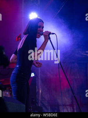 Nadine Shah auf der BBC-Sounds auf der Bühne Latitude Festival 2019 Stockfoto