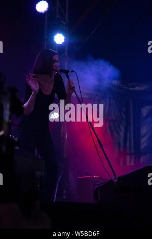 Nadine Shah auf der BBC-Sounds auf der Bühne Latitude Festival 2019 Stockfoto