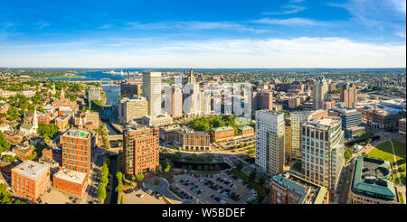 Antenne Panorama der Vorsehung Skyline am späten Nachmittag. Providence ist die Hauptstadt des US-Bundesstaates Rhode Island. Stockfoto