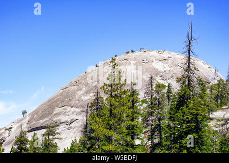 Blick Richtung Sentinel Dome vom Wanderweg, Yosemite National Park, in den Bergen der Sierra Nevada, Kalifornien Stockfoto