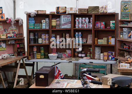 Krieg und Frieden Revival 2019, Paddock Wood Hop Farm. Ein 40er Lebensmittelgeschäft Verkauf von Konserven und Paket essen. Stockfoto