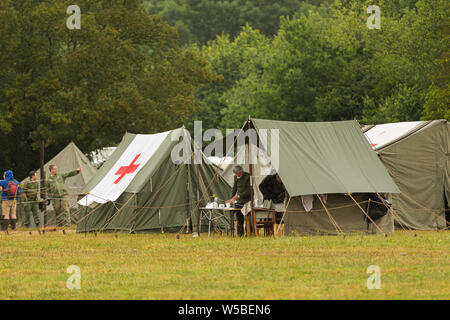 Krieg und Frieden Revival 2019, Paddock Wood Hop Farm. Krankenhaus Zelte. Stockfoto