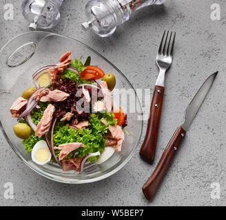 Hot gesunde Salate mit Fleisch und Salat in transparente Schüssel Stockfoto