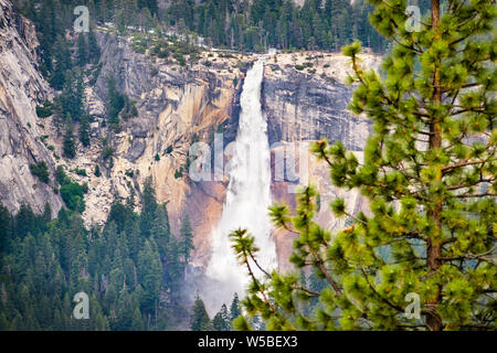 Luftaufnahme von Nevada Fall, Yosemite National Park, in den Bergen der Sierra Nevada, Kalifornien; Menschen sichtbar auf dem Wanderweg auf der linken Seite und oberhalb der Stockfoto