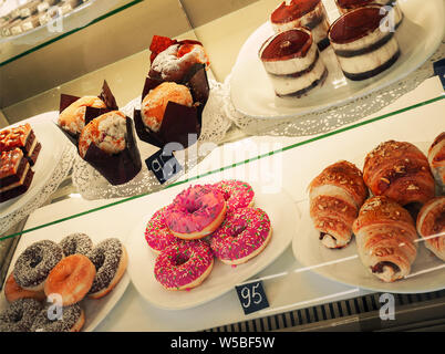 Kuchen zum Verkauf in Cafe Stockfoto