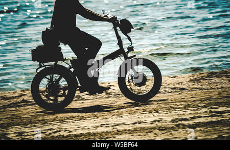 Elektrofahrrad auf Meer Strand Stockfoto