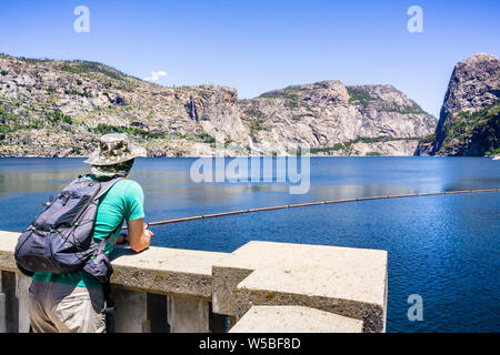 Hetch Hetchy Reservoir an einem sonnigen Sommertag; Wapama und Tueeulala fällt sichtbar, auf der anderen Seite der See; Yosemite National Park, Sierra Nevada Stockfoto