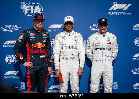 (Von L) Zweiter Red Bull Racing niederländische Fahrer Max Verstappen, Sieger MERCEDES AMG PETRONAS-F1-Teams British Pilot Lewis Hamilton und Drittplatzierten MERCEDES AMG PETRONAS-F1-Teams der Finne Valtteri Bottas für Fotos nach dem Qualifying des Deutschen F1 Grand Prix darstellen. Stockfoto