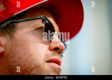 Scuderia Ferrari der Deutschen Fahrer Sebastian Vettel kommt für die Fahrer treffen während der Deutschen F1 Grand Prix. Stockfoto