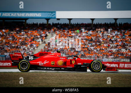 Die Scuderia Ferrari die monegassischen Treiber Charles Leclerc konkurriert im Qualifying der Deutschen F1 Grand Prix. Stockfoto