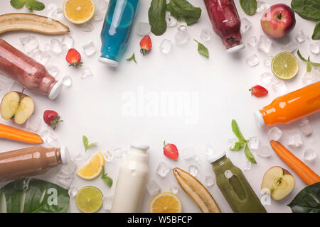 Verschiedene Sommer detox Drink in Glas Flasche mit frischem Obst Stockfoto