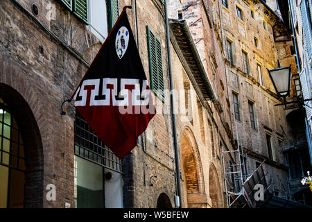 Flagge repräsentieren die Eule contrade Nachbarschaft in Siena, Italien Stockfoto