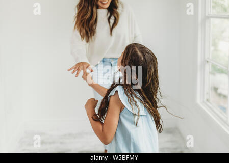 Tochter und Mutter tanzen in natürlichem Licht studio Stockfoto