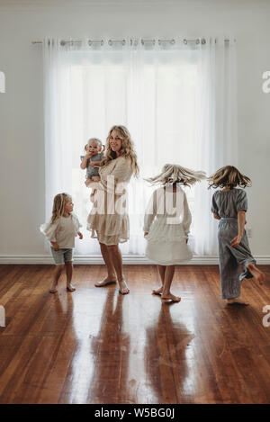 Mutter und Töchter tanzen und twirling in natürlichem Licht studio Stockfoto