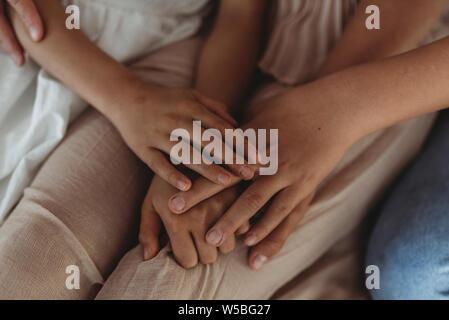 Nahaufnahme von Händen der Familie verflochten Stockfoto