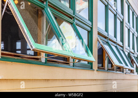 Alte Holz Glas Fenster Fassade offen und geschlossen, grüne Farbe, perspektivische Ansicht Stockfoto