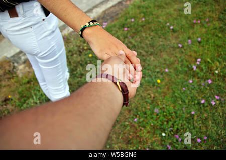 Frau die Hand ihrer Freund halten. Stockfoto