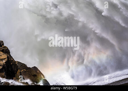 Nahaufnahme von Wasser bei O'Shaughnessy Dam von der Hetch Hetchy Behälter freigegeben im Yosemite National Park; eine der wichtigsten Quellen für Trinkwasser für Stockfoto