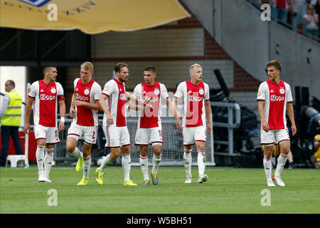 Amsterdam, Niederlande. 27. Juli, 2019. AMSTERDAM, Johan Cruijff ArenA, Johan Cruijff Schaal, Niederländischen supercup Saison 2019-2020. Ajax-PSV. Ajax-player Daley Blind (C) Ajax-player Dusan Tadic (L) Ajax-player Perr Schuurs (L) Ajax-player Lisandro Martinez Ajax-player Razvan Marin (R) Ajax-player Donny van de Beek (R) und Ajax-player Joel Veltman (R) Feiern während des Spiels Ajax-PSV (supercup) (2-0). Credit: Pro Schüsse/Alamy leben Nachrichten Stockfoto