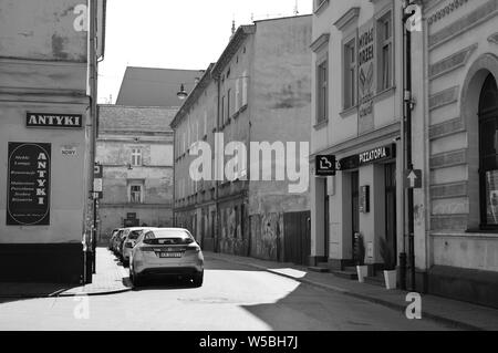 Krakau, Polen - 30. März, 2019: Kazimierz, historischen jüdischen Viertel von Krakau. Nowy Square. Sie können sehen, vintage Stadthäuser und geparkten Autos alo Stockfoto