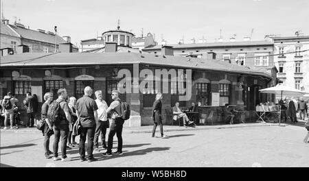 Krakau, Polen - 30. März, 2019: Kazimierz, historischen jüdischen Viertel von Krakau. Nowy Square. Sie sehen historische Handel Pavillon und einige touri Stockfoto