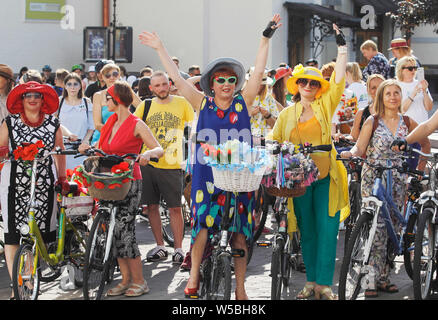 Ukrainische Frauen und Mädchen tragen verschiedene Kleidung nehmen an der Kiew Cycle Chic 2019 Frauen Fahrrad Parade, in der Innenstadt von Kiew, Ukraine. Frauen mit ihren Fahrrädern versammeln, um zu zeigen, dass die tägliche Radfahren in der Kleidung für jeden Geschmack möglich ist und aus welchem Grund. Cycle chic oder Fahrrad chic bezieht sich auf Radfahren in modischer Alltagskleidung, die Mode Konzept wurde in der populären Kultur entwickelt, Fahrrädern und Zubehör sowie Bekleidung. Stockfoto