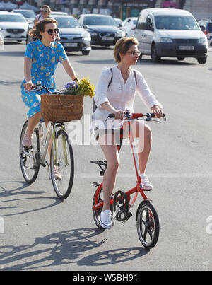 Ukrainische Frauen und Mädchen tragen verschiedene Kleidung nehmen an der Kiew Cycle Chic 2019 Frauen Fahrrad Parade, in der Innenstadt von Kiew, Ukraine. Frauen mit ihren Fahrrädern versammeln, um zu zeigen, dass die tägliche Radfahren in der Kleidung für jeden Geschmack möglich ist und aus welchem Grund. Cycle chic oder Fahrrad chic bezieht sich auf Radfahren in modischer Alltagskleidung, die Mode Konzept wurde in der populären Kultur entwickelt, Fahrrädern und Zubehör sowie Bekleidung. Stockfoto
