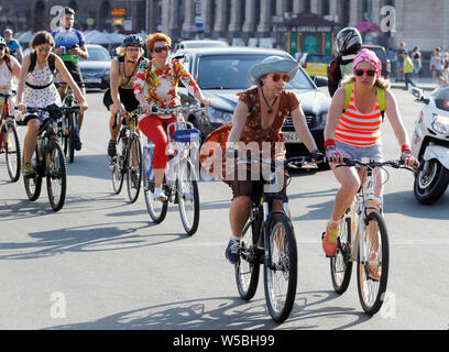 Ukrainische Frauen und Mädchen tragen verschiedene Kleidung nehmen an der Kiew Cycle Chic 2019 Frauen Fahrrad Parade, in der Innenstadt von Kiew, Ukraine. Frauen mit ihren Fahrrädern versammeln, um zu zeigen, dass die tägliche Radfahren in der Kleidung für jeden Geschmack möglich ist und aus welchem Grund. Cycle chic oder Fahrrad chic bezieht sich auf Radfahren in modischer Alltagskleidung, die Mode Konzept wurde in der populären Kultur entwickelt, Fahrrädern und Zubehör sowie Bekleidung. Stockfoto