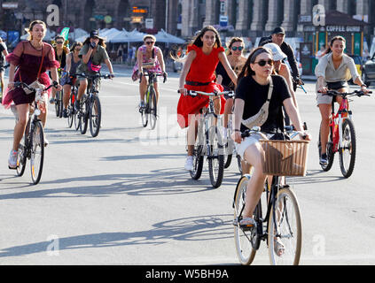 Ukrainische Frauen und Mädchen tragen verschiedene Kleidung nehmen an der Kiew Cycle Chic 2019 Frauen Fahrrad Parade, in der Innenstadt von Kiew, Ukraine. Frauen mit ihren Fahrrädern versammeln, um zu zeigen, dass die tägliche Radfahren in der Kleidung für jeden Geschmack möglich ist und aus welchem Grund. Cycle chic oder Fahrrad chic bezieht sich auf Radfahren in modischer Alltagskleidung, die Mode Konzept wurde in der populären Kultur entwickelt, Fahrrädern und Zubehör sowie Bekleidung. Stockfoto