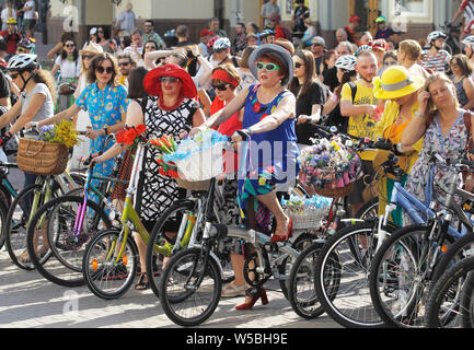 Ukrainische Frauen und Mädchen tragen verschiedene Kleidung nehmen an der Kiew Cycle Chic 2019 Frauen Fahrrad Parade, in der Innenstadt von Kiew, Ukraine. Frauen mit ihren Fahrrädern versammeln, um zu zeigen, dass die tägliche Radfahren in der Kleidung für jeden Geschmack möglich ist und aus welchem Grund. Cycle chic oder Fahrrad chic bezieht sich auf Radfahren in modischer Alltagskleidung, die Mode Konzept wurde in der populären Kultur entwickelt, Fahrrädern und Zubehör sowie Bekleidung. Stockfoto