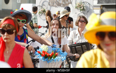 Ukrainische Frauen und Mädchen tragen verschiedene Kleidung nehmen an der Kiew Cycle Chic 2019 Frauen Fahrrad Parade, in der Innenstadt von Kiew, Ukraine. Frauen mit ihren Fahrrädern versammeln, um zu zeigen, dass die tägliche Radfahren in der Kleidung für jeden Geschmack möglich ist und aus welchem Grund. Cycle chic oder Fahrrad chic bezieht sich auf Radfahren in modischer Alltagskleidung, die Mode Konzept wurde in der populären Kultur entwickelt, Fahrrädern und Zubehör sowie Bekleidung. Stockfoto