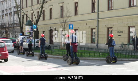 Krakau, Polen - 30. März, 2019: Kazimierz, historischen jüdischen Viertel von Krakau. Mostowa Straße. Touristen in der Stadt auf Segways. Stockfoto