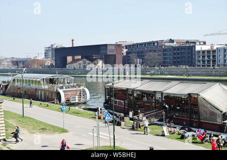 Krakau, Polen - 30. März, 2019: Kazimierz, dem Fluss Weichsel. Lastkähne - Restaurants an der Weichsel Ufer auf der Seite der Kazimierz Stockfoto