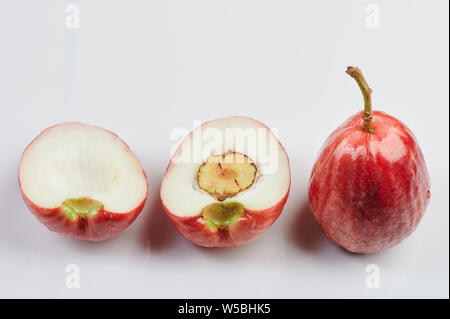 Perote Obst und Schichten auf weißem Hintergrund Stockfoto