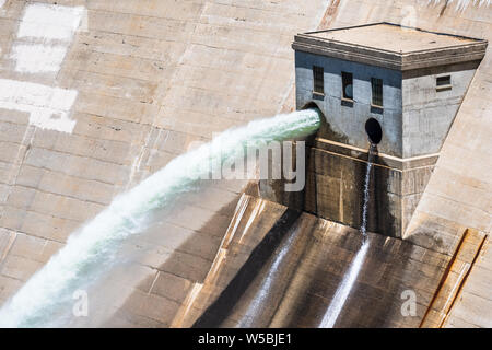 Nahaufnahme von Wasserstrahlen auf O'Shaughnessy Dam von der Hetch Hetchy Behälter freigegeben im Yosemite National Park; eine der wichtigsten Quellen für Trinkwasser Stockfoto