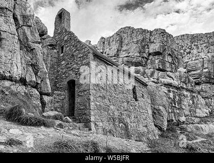 St. Govans Kapelle ist Weg in eine Spalte im Felsen an der südlichen Küste von Pembrokeshire im 13. Jahrhundert erbaut verstaut Stockfoto