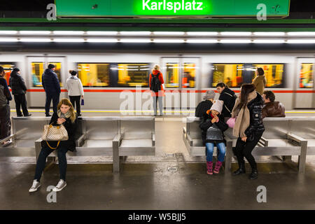 Leute von der Wiener U-Bahn Stationen wo ist einer der beiden Rapid Transit Systeme und betreibt fünf U-Bahnlinien für Wien, Österreich Stockfoto