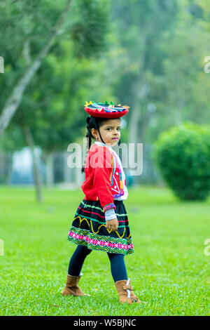 Schöne Mädchen gekleidet wie Ñusta, typische Kostüm von Cusco in Peru Stockfoto