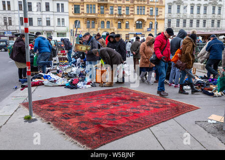 Menschen Blick vom Samstag Flohmarkt am Naschmarkt in Wien die Zentrale, berühmten und beliebten von Flohmärkten befindet. Stockfoto