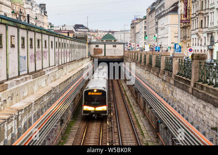 Außenansicht von der Wiener U-Bahn U-Bahn Linie wo ist einer der beiden Rapid Transit Systeme und betreibt fünf U-Bahnlinien für Wien, Österreich. Stockfoto