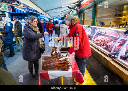 Blick vom Naschmarkt. Der größte Markt Wiens, Naschmarkt und Karlsplatz in der Nähe der U-Bahnstationen Kettenbrückengasse, hat mehr als 120 Ständen. Stockfoto