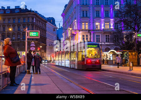 Leute an der Straßenbahnhaltestelle in Wien wartet. Straßenbahnen in Wien sind ein wesentlicher Bestandteil des öffentlichen Verkehrs in Wien, Hauptstadt und größte Stadt Österreichs. Stockfoto