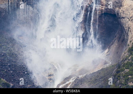 Nahaufnahme von Wasser aus oberen Yosemite Falls smashing auf der Felswände, Yosemite National Park, Kalifornien Stockfoto