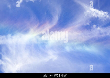 Cloud schillern oder irisation auf der Oberfläche der weißen Zirruswolken sichtbar; blauer Himmel Stockfoto