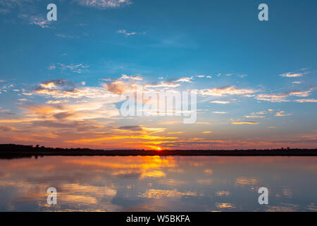 Sonnenuntergang Reflexion Lagune. schönen Sonnenuntergang hinter den Wolken und blauer Himmel über der Lagune Landschaft Hintergrund. dramatische Himmel mit Wolken an sunse Stockfoto