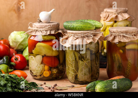 Verschiedene marinierte und fermentierten Gemüse: Gurken, Tomaten, Kohl, Zucchini und Paprika, Gurken in Weinblättern, Gurken mit Chili ketc Stockfoto